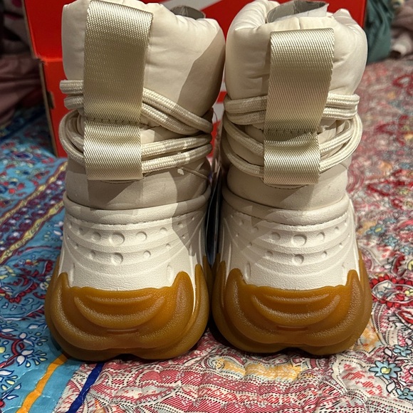 Crocs Echo Cream and Tan High-Top thermal Boots main image 4